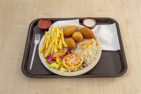 Plato Combinado Con Croquetas De Ensalada De Arroz Blanco Con Lechuga