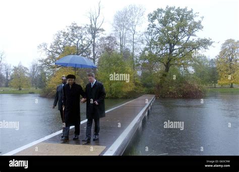 Nelson Mandela visits Diana's grave Stock Photo: 107025685 - Alamy