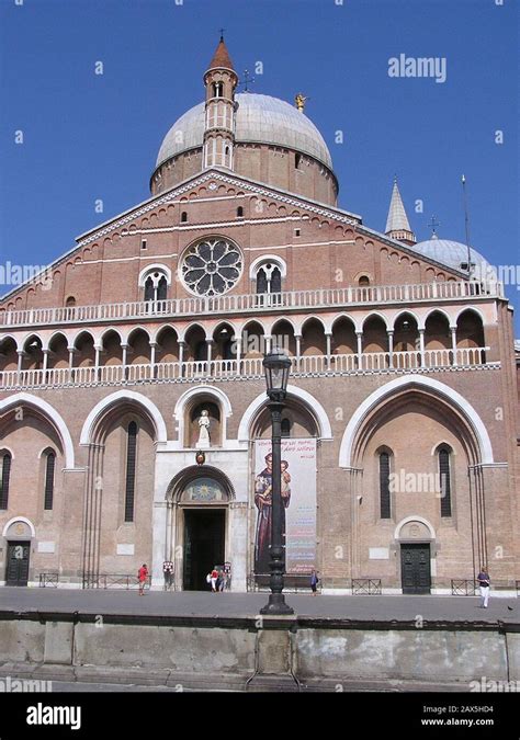 Basilica Di Santantonio Da Padova Fotos Und Bildmaterial In Hoher