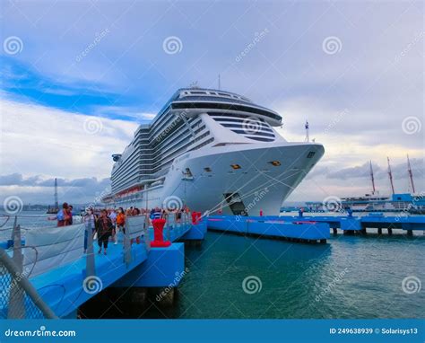 Navio De Cruzeiro Costeiro Msc Ancorado Na Ilha Tropical Imagem De