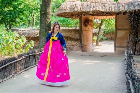 Donna Con Hanbok Il Vestito Coreano Tradizionale Immagine Stock