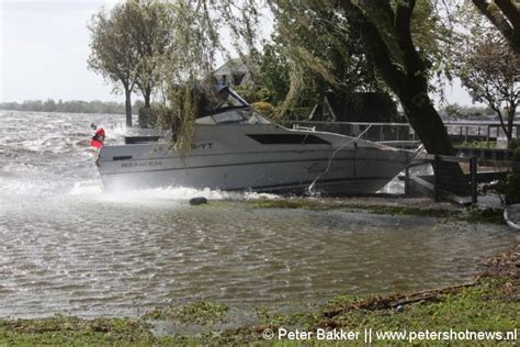 FOTO S VIDEO Opvarenden Boot In Nood Gered Op Vinkeveense Plassen