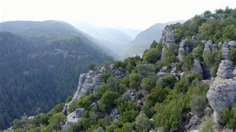 Vista Majestuosa De Formaciones Rocosas Nicas En Las Laderas De Las