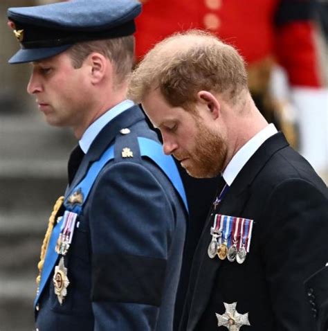 Princi Harry shfaqet i shkatërruar në funeralin e Mbretëreshës Meghan