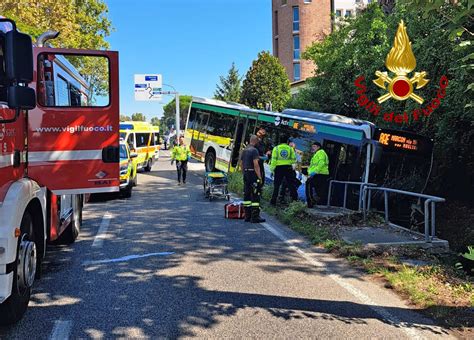 Violento Scontro Tra Furgone E Un Bus Di Linea A Mestre Le Immagini