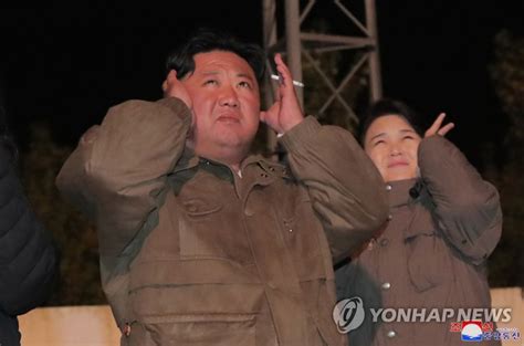 金正恩携李雪主观摩朝军演练 韩联社