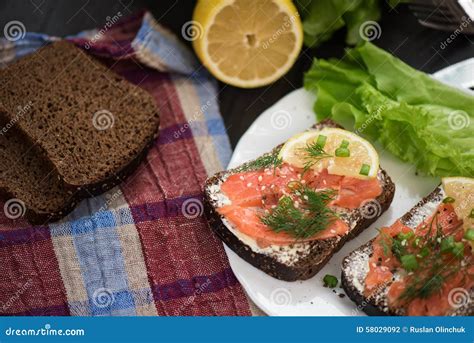 Bocadillo Con Los Salmones Para El Desayuno Foto De Archivo Imagen De