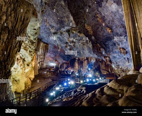 Sentier pédestre traversant allumé Paradise Cave une des plus grandes