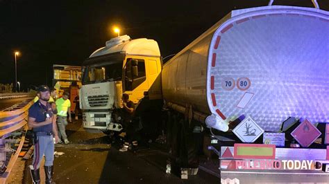 Palermo Mazara Camion Di Traverso Lunghe Code In Autostrada