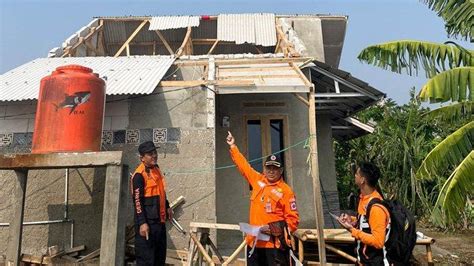 Kabupaten Bandung Diterjang Angin Kencang Dan Banjir Bandang Rumah