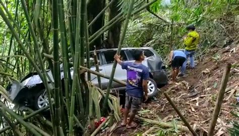 Hilang Kendali Mobil Wisatawan Terperosok Ke Jurang Di Jalur Maribaya