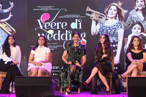 Swara Bhaskar Sonam Kapoor Kareena Kapoor Shikha Talsania At The