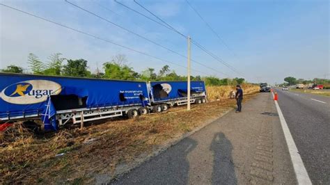 Trailer Con Cervezas Se Accidenta En La Carretera Villahermosa La