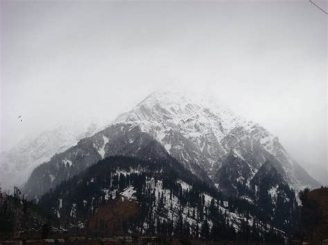 Tourists Enjoy Fresh Snowfall Manali Records 12 2 Degree C In May