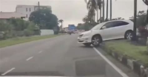 Niat Uturn Haram Terbantut Kereta Tersekat Pula Atas Pembahagi Jalan