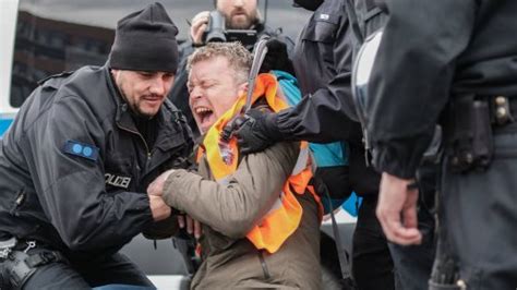 Video Zeigt Gewaltsames Polizei Vorgehen Gegen Aktivist Der Letzten