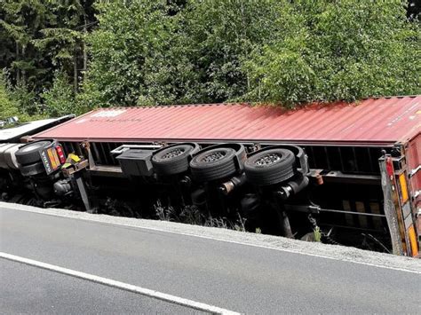 Lkw kippt in Straßengraben B90 muss bei Saaldorf gesperrt werden