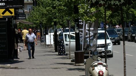 Qarkullimi në qendër të qytetit në vetëm një korsi pothuajse gjatë