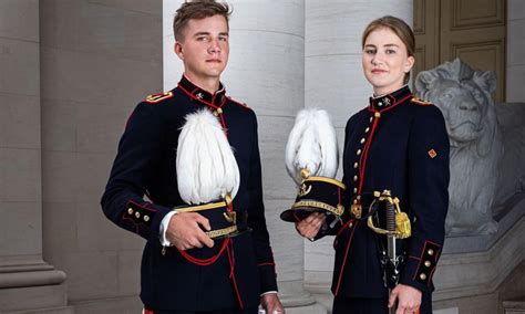 Elisabeth y Gabriel de Bélgica de uniforme militar