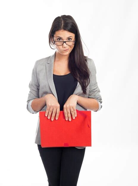 Empresaria Joven Hermosa Con La Carpeta Roja Que Hace Una Cara