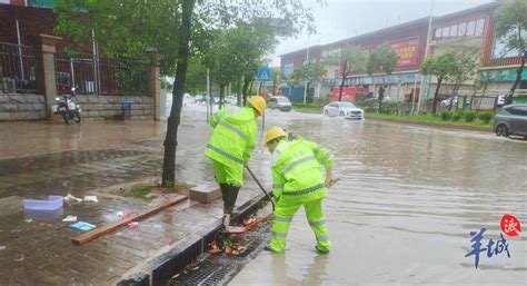 东莞厚街城管暴雨中全力保障市民出行安全