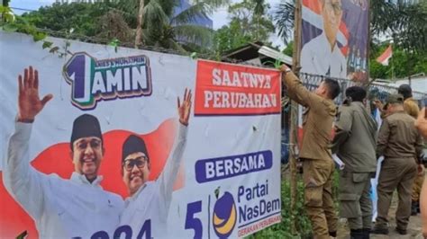 Satpol Pp Dan Bawaslu Oki Copot Sejumlah Apk Di Pintu Tol Celikah Ini