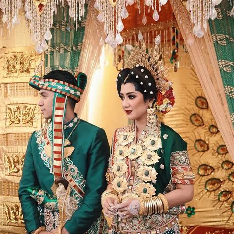 Potret Pasangan Artis Pakai Baju Adat Sulawesi Dari Prewedding