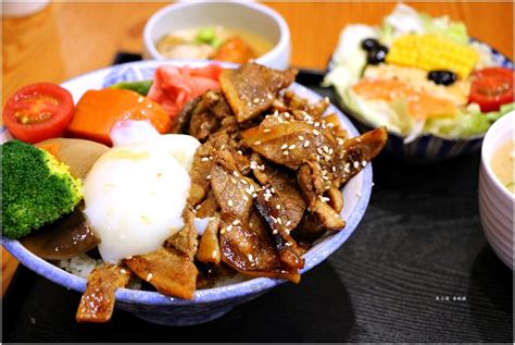 高雄｜全心丼飯：高cp值平價日式丼飯！大推「碳火十勝豚丼飯」 輕旅行