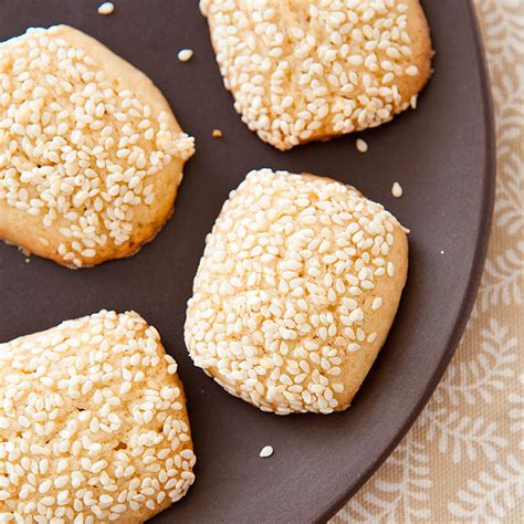 Italian Sesame Seed Cookies (Giugiuleni)