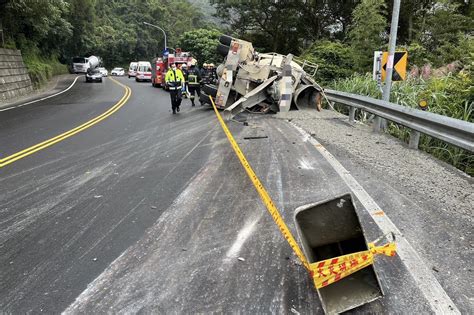 快訊 水泥預拌車烏來山區翻覆 駕駛幸運無傷現場單向通車 中天新聞網