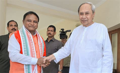 Cm Designate Mohan Majhi Meets Naveen Patnaik The News Insight