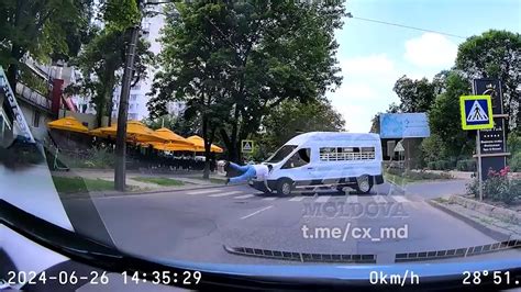 Video Un Pieton A Fost Lovit De Un Microbuz Pe Strada Trandafirilor