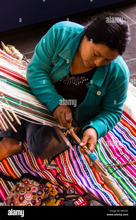 Las mujeres artesanas indígenas peruanas mujeres andinas Fotografía de