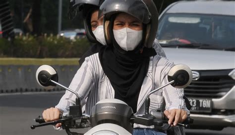 Warga Jakarta Diimbau Pakai Masker Antisipasi Polusi Udara Foto