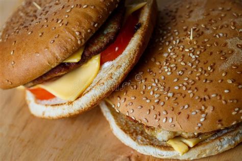 Grande Hambúrguer Suculento Queijo De Sedimento E Tomate Fast Food