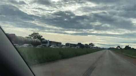 VÍDEO Carreta fica atravessada na pista e bloqueia trecho da BR 163