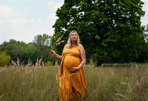 Maternity Photoshoot Ideas [18 Ways To Capture The Best Shots] Photo