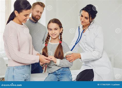 Famille Heureuse Lors D une Visite Chez Le Médecin Dans Le Bureau D un