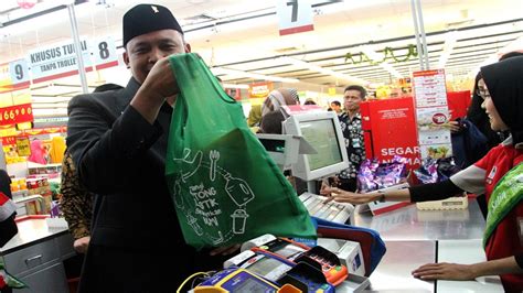 Pusat Belanja Desak Anies Revisi Larangan Kantong Plastik