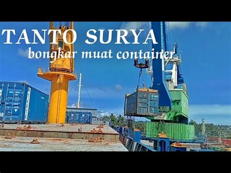 Kegiatan Bongkar Muat Container Kapal Tanto Surya Di Pelabuhan