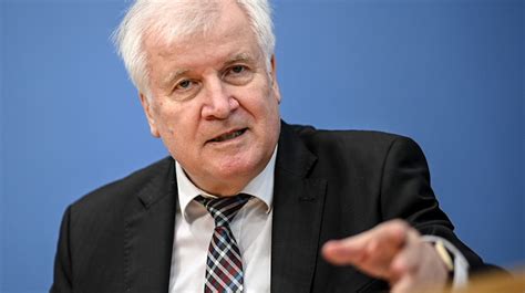 Seehofer Verurteilt Protest Mit Fackeln In Sachsen