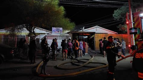 Incendio deja una casa destruida y otra con daños en Copiapó