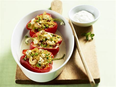 Gefüllte Paprika mit Couscous Gemüse und Cashewkernen Rezept EAT SMARTER