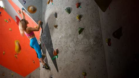 Hermosa Mujer Escalador Bouldering En El Gimnasio De Escalada Concepto