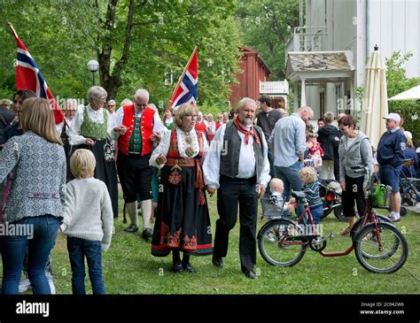 Schweden Mittsommer Tanzen Stockfotos Und Bilder Kaufen Alamy