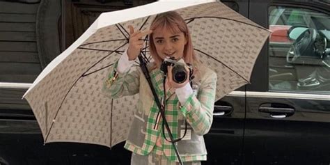 Maisie Williams Saffiche Au Naturel Et Masquée