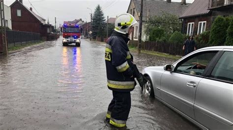 Burze na Podlasiu W Knyszynie woda zalała ulicę TVN Meteo