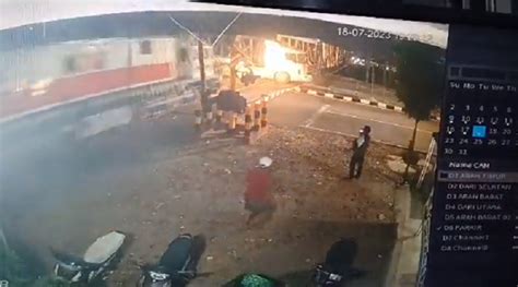 Detik Detik Kecelakaan Ka Brantas Dan Truk Tronton Terekam Kamera Cctv