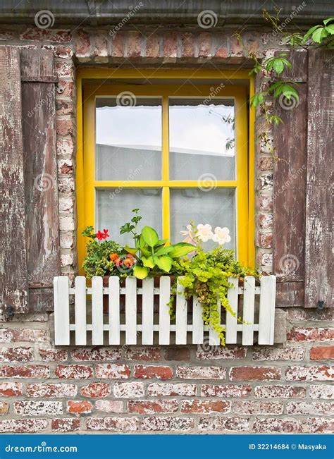 Janela Do Vintage Com Flores Imagens De Stock Imagem 32214684