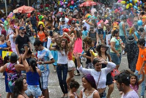 Cerca De Blocos Animam O Domingo De Carnaval Do Df